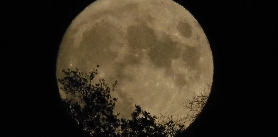 Το φεγγάρι ανατέλλει